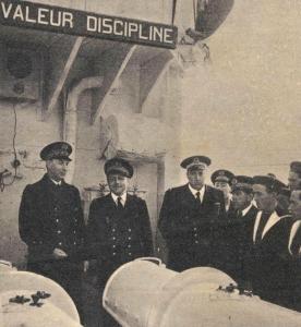 L'amiral d'ARGENLIEU et le commandant de LA COMBATTANTE à bord du torpilleur