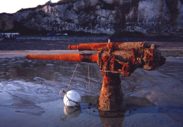 Canon de 100mm ramené sur la plage par les plongeurs démineurs de la Marine Nationale en 1995
