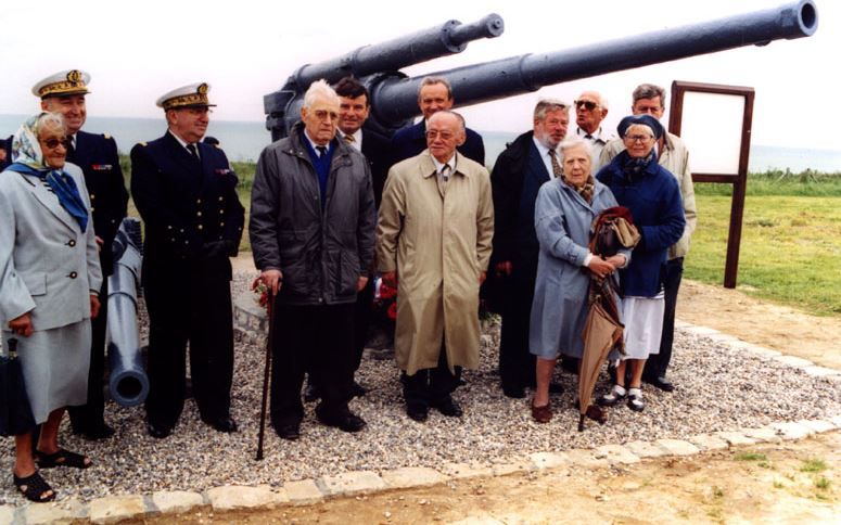 Inauguration le 12 juin 1998 du Mémorial sur la falaise amont de Veules les Roses en présence d’officiels et de vétérans
