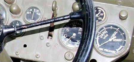 A droite, indicateur de variation de pression des pneus