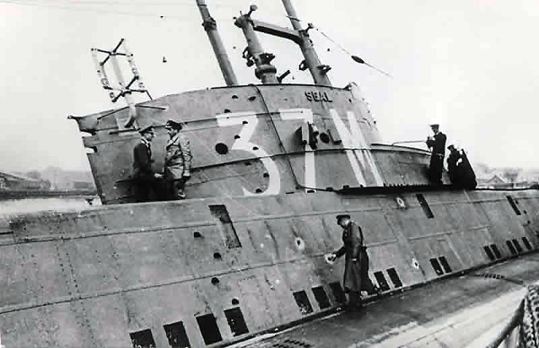 Les allemands inspectent le HMS Seal