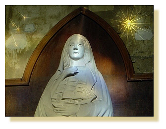 Notre Dame du Salut veille sur ses enfants qui sont partis en mer....
